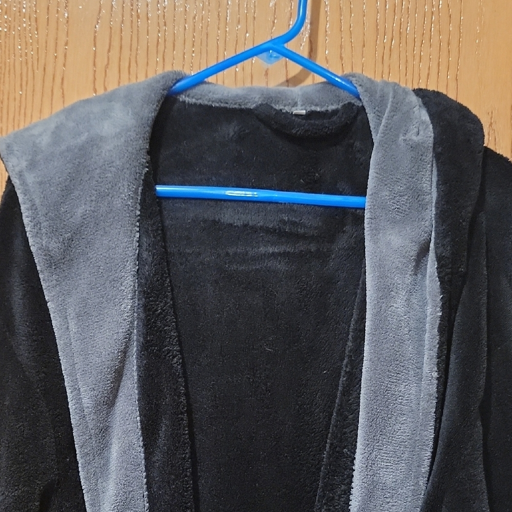 Men's Black And Gray Plush Robe - Picture 2 of 4